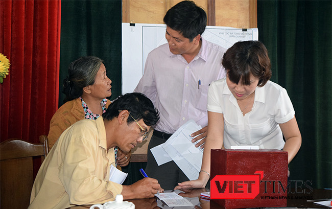 Ngay trong chiều 22/4, 11/12 hộ dân Mân Quang 1 đã được bốc thăm nhận đất.