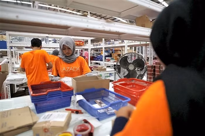.Nhân viên Lazada đang làm việc tại một kho hàng ở Jakarta, Indonesia. Ảnh: Reuters