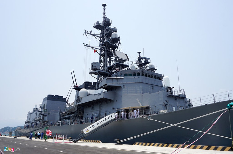 Chiến hạm JS Ariake, thuộc loại tàu khu trục mang tên lửa điều khiển lớp Murasame. Tàu có chiều dài 150,8 m, rộng 17 m, mớn nước 5,2 m, lượng giãn nước tiêu chuẩn 4.400 tấn, toàn tải 5.200 tấn.