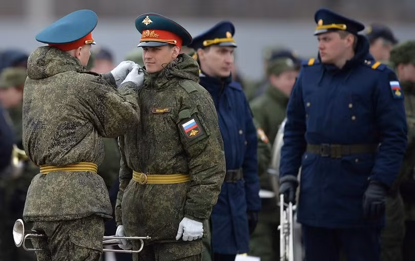 Lực lượng quân nhạc chỉnh đốn trang phục trước buổi tập dượt.(Nguồn: Sputnik)