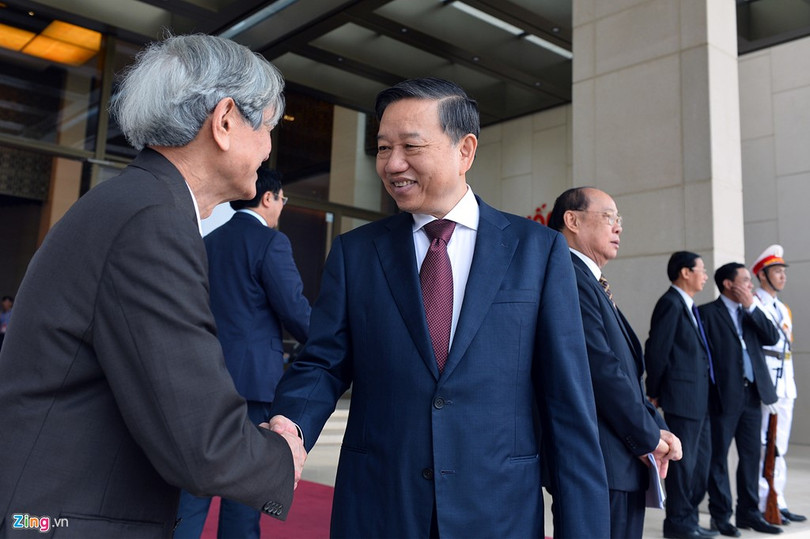 Ông Tô Lâm - tân Bộ trưởng Công an tạm biệt các đại biểu tại cửa tòa nhà Quốc hội.