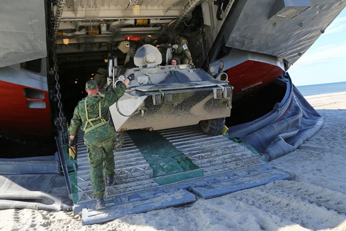 Video tàu đổ bộ đệm khí ‘khủng’ của Nga vừa chạy vừa bắn ảnh 3