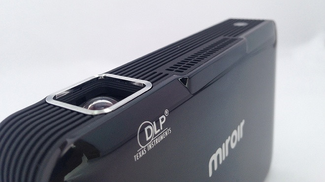 Bóng đèn chiếu công nghệ LED có độ sáng 200 lumen, cho tuổi thọ sử dụng lên đến 20.000 giờ và sử dụng công nghệ DLP của Texas Instruments. Ngoài cổng âm thanh 3,5 mm, máy chiếu cũng có sẵn loa tích hợp nhưng công suất nhỏ, chỉ 1 watt. Bóng đèn chiếu công nghệ LED có độ sáng 200 lumen, cho tuổi thọ sử dụng lên đến 20.000 giờ và sử dụng công nghệ DLP của Texas Instruments. Ngoài cổng âm thanh 3,5 mm, máy chiếu cũng có sẵn loa tích hợp nhưng công suất nhỏ, chỉ 1 watt.