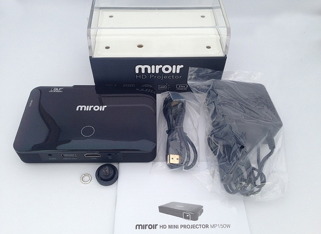 Phụ kiện đi kèm khá đơn giản, chỉ gồm cáp HDMI, bộ sạc. Các đầu chuyển để xuất được video, hình ảnh từ smartphone hay iPhone, iPad phải mua thêm. Phụ kiện đi kèm khá đơn giản, chỉ gồm cáp HDMI, bộ sạc. Các đầu chuyển để xuất được video, hình ảnh từ smartphone hay iPhone, iPad phải mua thêm.