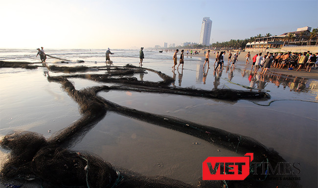 Hoạt động của người dân trên biển Đà Nẵng vẫn diễn ra bình thường