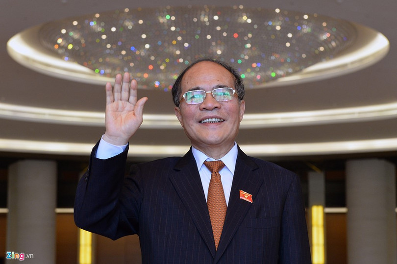 Ông Nguyễn Sinh Hùng vẫy tay chào mọi người. Kỳ họp thứ 11, Quốc hội khóa 13 đã kết thúc tốt đẹp.