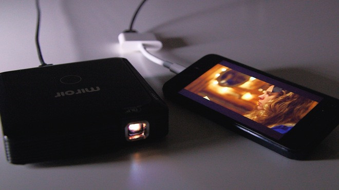 Để trình chiếu hình ảnh, phim từ smartphone, máy tính bảng hay nguồn phát thông thường như HD Player, Miroir MP150W sử dụng cổng HDMI tích hợp nằm ở mặt sau. Chất lượng hình ảnh khi xem phim HD của Miroir khá ổn so với mức giá, đặc biệt, cho kích thước hình ảnh lớn hơn nhiều TV cùng tầm tiền. Để trình chiếu hình ảnh, phim từ smartphone, máy tính bảng hay nguồn phát thông thường như HD Player, Miroir MP150W sử dụng cổng HDMI tích hợp nằm ở mặt sau. Chất lượng hình ảnh khi xem phim HD của Miroir khá ổn so với mức giá, đặc biệt, cho kích thước hình ảnh lớn hơn nhiều TV cùng tầm tiền.