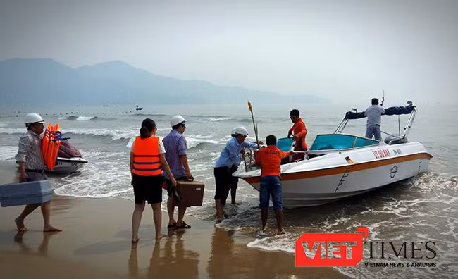 rước những diễn biến phức tạp của biển Bắc miền Trung, sáng 27/4, Sở TNMT Đà Nẵng phối hợp cùng Sở VH-TT và DL tiến hành lấy mẫu nước biển để kiểm tra đột xuất