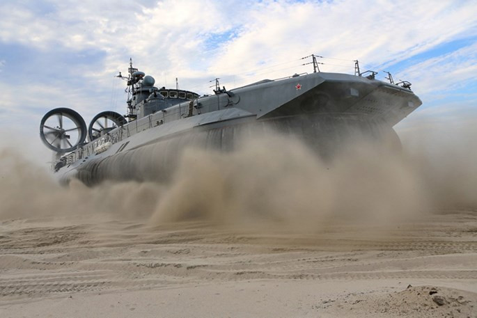 Video tàu đổ bộ đệm khí ‘khủng’ của Nga vừa chạy vừa bắn ảnh 6