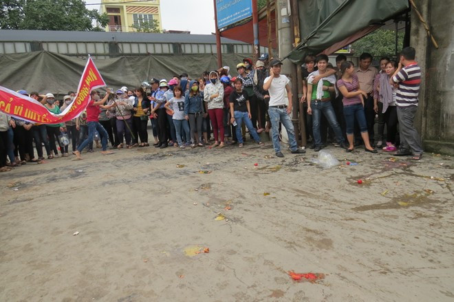 Mùi mắm tôm nồng nặc, trứng thối, cà chua nẫu vương đầy trên nền đường. Ảnh:Thùy Linh