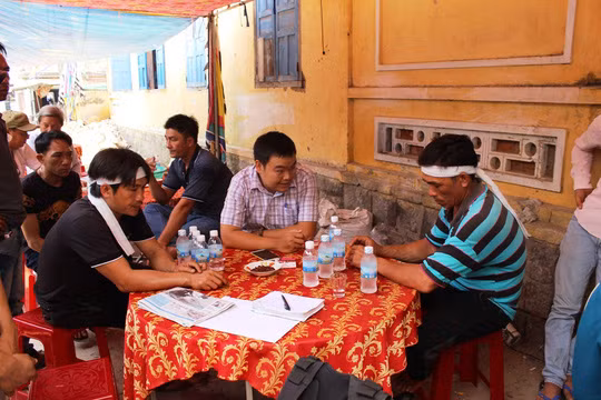 Chiều 27-4, tại thôn Bá Hà 1, phường Ninh Thủy, thị xã Ninh Hòa, tỉnh Khánh Hòa, hàng chục thợ lặn và người dân quanh vùng đã đến tiễn đưa ông Lê Văn Ngày (SN 1970) về nơi an nghỉ cuối cùng. Cái chết của ông khi thi công xây dựng đê chắn sóng ở cảng Sơn D