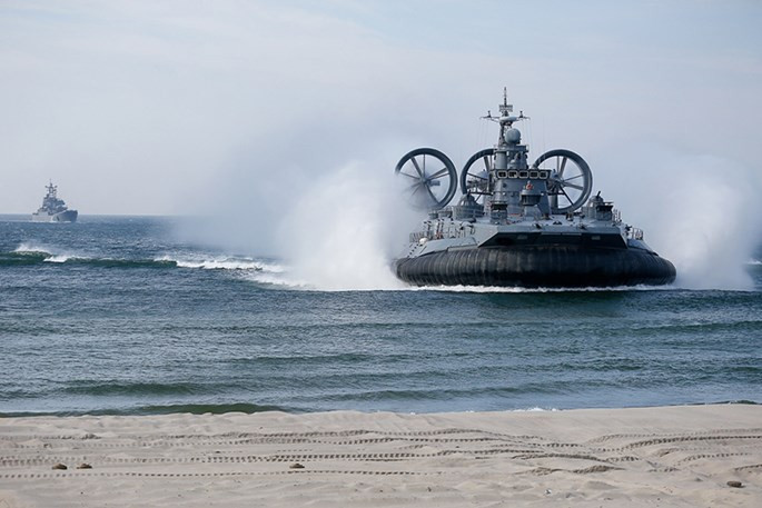 Video tàu đổ bộ đệm khí ‘khủng’ của Nga vừa chạy vừa bắn ảnh 1