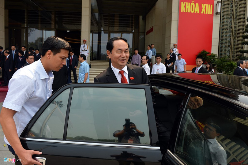 Chủ tịch nước Trần Đại Quang lên ôtô rời tòa nhà Quốc hội.