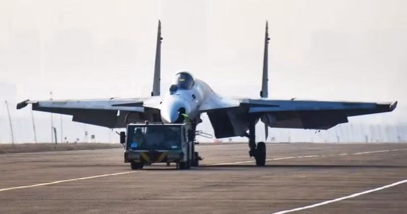 Tiêm kích J-15B trên boong tàu sân bay (Ảnh: Military Watch Magazine)