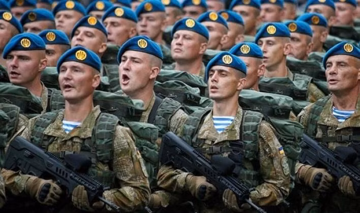 Lực lượng Ukraine trong một cuộc diễu hành (Ảnh: Military Watch Magazine)