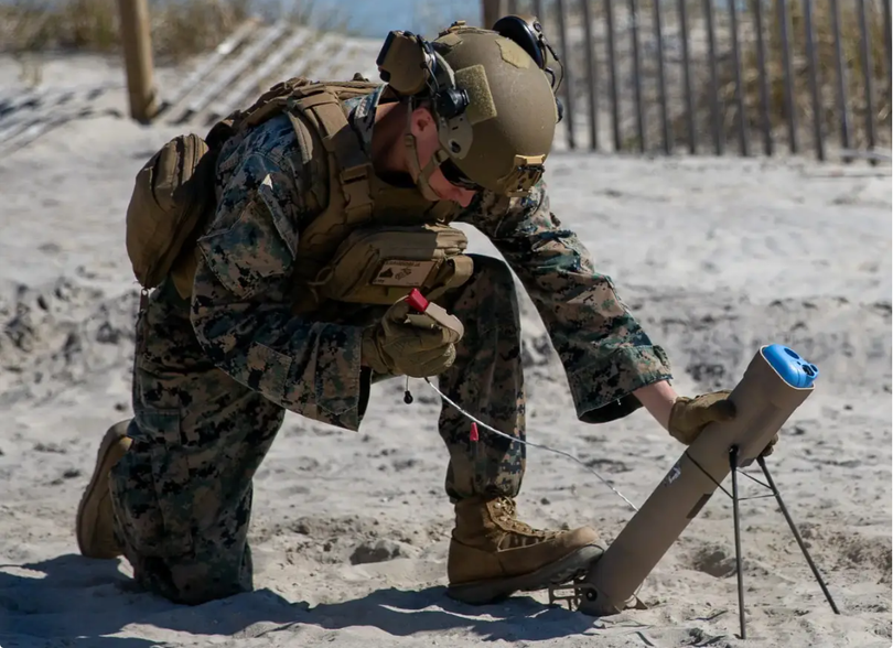 Một lính thủy đánh bộ Hoa Kỳ chuẩn bị phóng thiết bị bay không người lái tự sát Switchblade (Ảnh: The Drive) Một lính thủy đánh bộ Hoa Kỳ chuẩn bị phóng thiết bị bay không người lái tự sát Switchblade (Ảnh: The Drive)