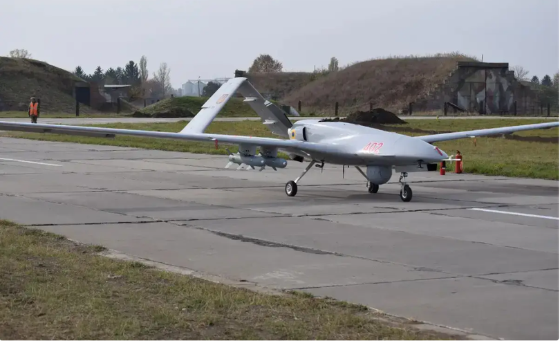 Máy bay không người lái vũ trang Bayraktar TB2 của Ukraine (Ảnh: The Drive) Máy bay không người lái vũ trang Bayraktar TB2 của Ukraine (Ảnh: The Drive)