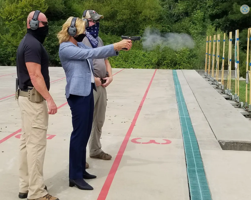 Quản trị viên NNSA lúc đó là Lisa E. Gordon-Hagerty đang "thể hiện kỹ năng của mình với một khẩu súng lục Smith &amp; Wesson M&amp;P .45 caliber (Ảnh: The Drive)