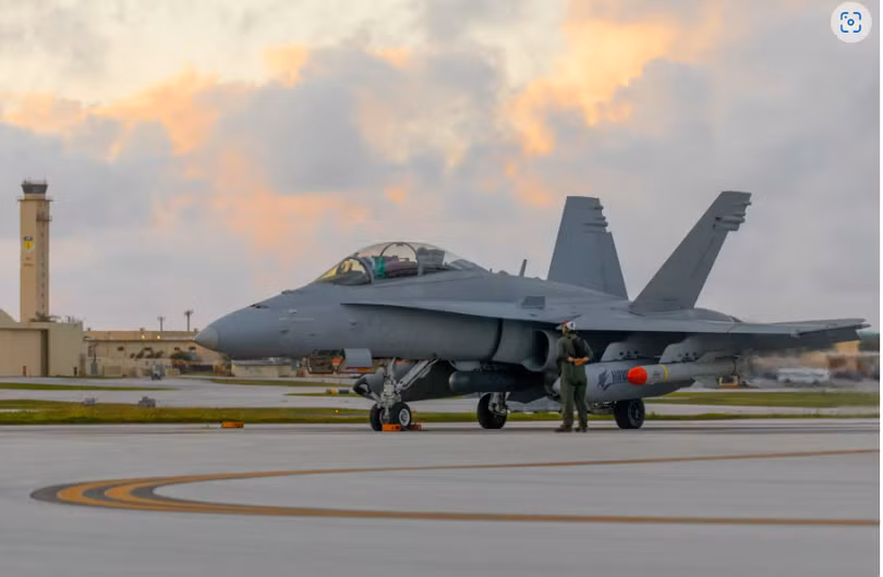 Được trang bị tên lửa chống hạm Harpoon, một chiếc F / A-18D Hornet của Thủy quân lục chiến Mỹ chuẩn bị cất cánh từ Căn cứ Không quân Andersen Guam, vào ngày 14 tháng 6 năm 2022, để tham gia vào cuộc tập trận Valiant Shield (Ảnh: The Drive)