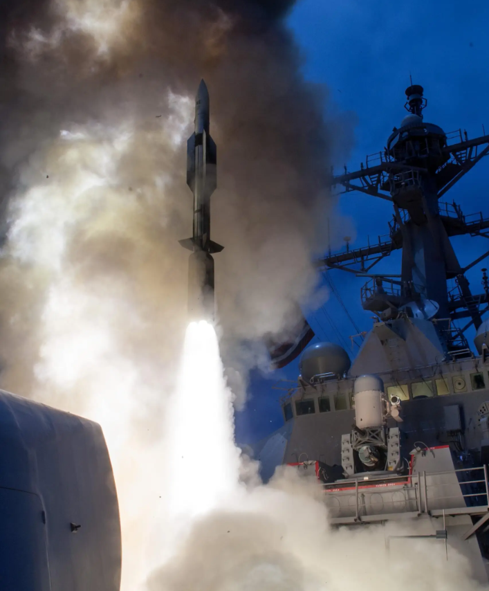 Tàu khu trục lớp Arleigh Burke USS John Paul Jones (DDG-53) phóng Tên lửa SM-6 trong một cuộc thử nghiệm bắn đạn thật trước đó diễn ra ở Thái Bình Dương vào năm 2014 (Ảnh: The Drive) Tàu khu trục lớp Arleigh Burke USS John Paul Jones (DDG-53) phóng Tên lửa SM-6 trong một cuộc thử nghiệm bắn đạn thật trước đó diễn ra ở Thái Bình Dương vào năm 2014 (Ảnh: The Drive)