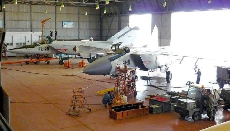 Những chiếc MiG-25 của Algeria đang được bảo dưỡng (Ảnh: Military Watch Magazine)