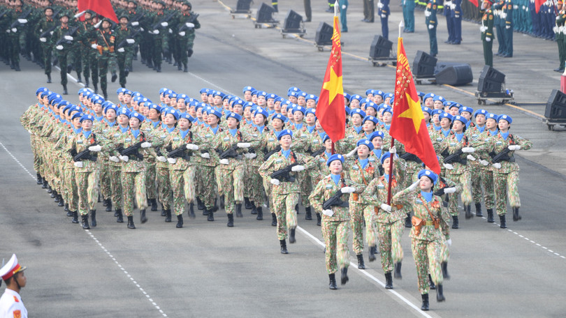 Các chủ đề tìm kiếm chủ yếu xoay quanh "diễu binh", "diễu hành", cùng với các biểu tượng thiêng liêng như "cờ đỏ sao vàng"...