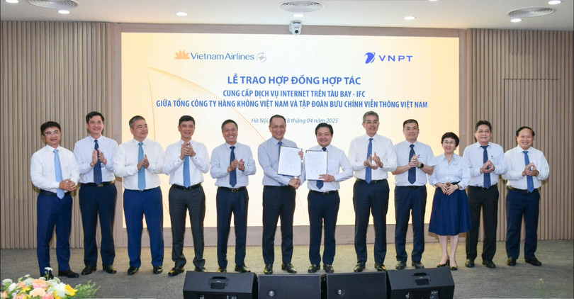 Tổng Giám đốc Tập đoàn VNPT Huỳnh Quang Liêm và Tổng Giám đốc Vietnam Airlines Lê Hồng Hà cùng trao hợp đồng hợp tác trước sự chứng kiến của quan khách hai bên.