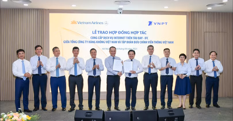 Tổng Giám đốc Tập đoàn VNPT Huỳnh Quang Liêm và Tổng Giám đốc Vietnam Airlines Lê Hồng Hà cùng trao hợp đồng hợp tác trước sự chứng kiến của quan khách hai bên.