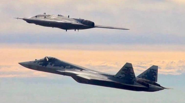 Su-57 với máy bay không người lái Okhotnik Wingman (Ảnh: Military Watch Magazine) Su-57 với máy bay không người lái Okhotnik Wingman (Ảnh: Military Watch Magazine)