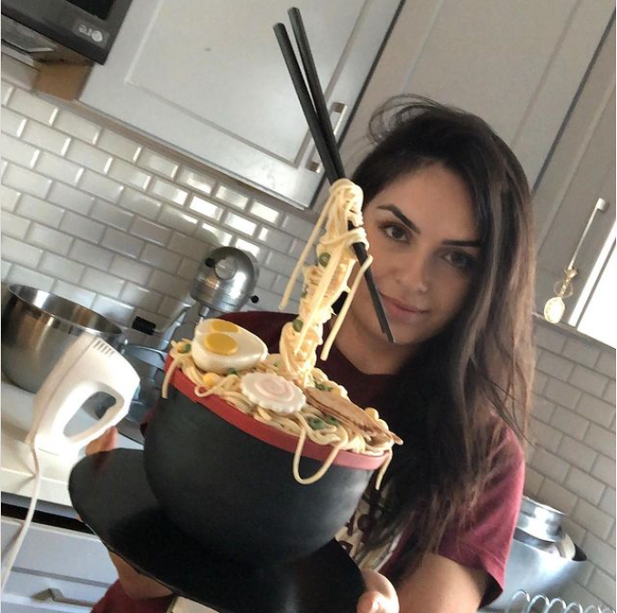 Chiếc bánh có hình dạng một bát mỳ bay (Ảnh: OC) Chiếc bánh có hình dạng một bát mỳ bay (Ảnh: OC)