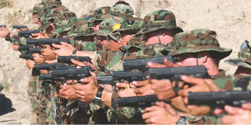 Học viên quân sự luyện tập bắn súng lục 9mm (Ảnh: Business Insider) Học viên quân sự luyện tập bắn súng lục 9mm (Ảnh: Business Insider)