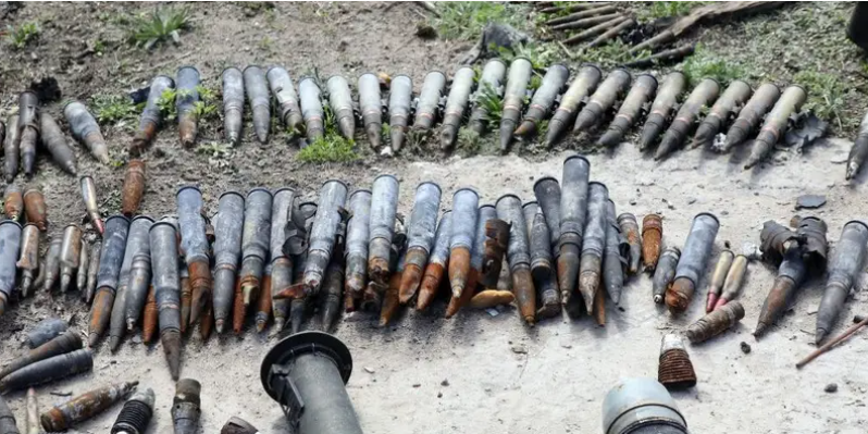 Đạn dược được bố trí trong khuôn viên của Sân bay Antonov, một sân bay vận chuyển hàng hóa quốc tế đã trở thành địa điểm của một trận chiến dữ dội trong cuộc xâm lược Ukraine của Nga (Ảnh: Business Insider) Đạn dược được bố trí trong khuôn viên của Sân bay Antonov, một sân bay vận chuyển hàng hóa quốc tế đã trở thành địa điểm của một trận chiến dữ dội trong cuộc xâm lược Ukraine của Nga (Ảnh: Business Insider)