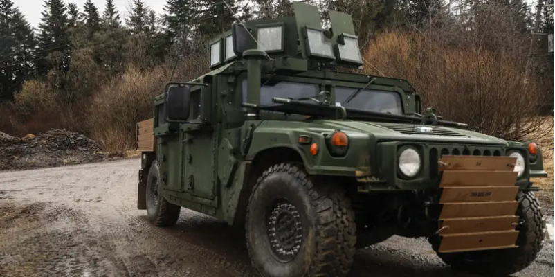 Xe tải Humvee được nhìn thấy gần căn cứ quân sự tạm thời của quân đội Mỹ được thành lập tại Sân bay Arlamow (Ảnh: Business Insider) Xe tải Humvee được nhìn thấy gần căn cứ quân sự tạm thời của quân đội Mỹ được thành lập tại Sân bay Arlamow (Ảnh: Business Insider)