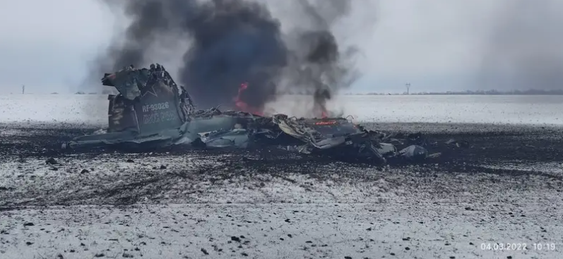 Một máy bay phản lực Sukhoi của Nga bị bắn hạ ở Ukraine (Ảnh: Business Insider)