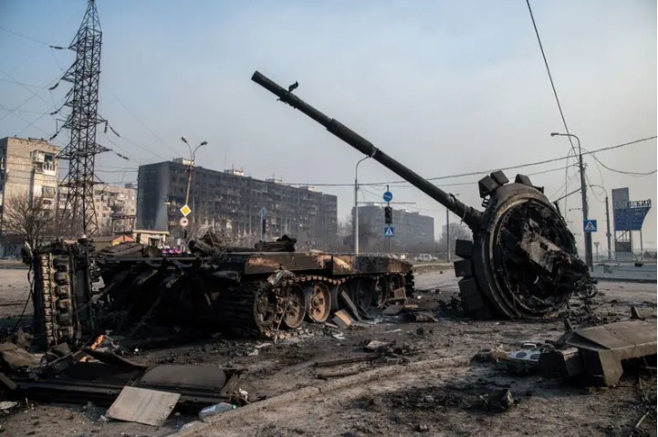 Một chiếc xe tăng của Nga bị phá hủy ở Mariupol vào tháng 3 (Ảnh: Business Insider)