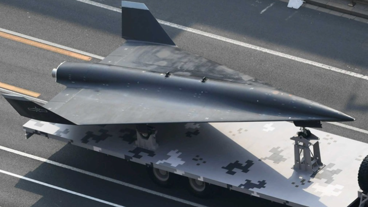 Máy bay không người lái siêu thanh WZ-8 (Ảnh: Military Watch Magazine) Máy bay không người lái siêu thanh WZ-8 (Ảnh: Military Watch Magazine)