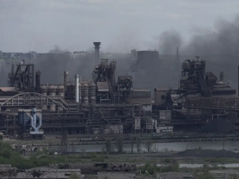 Một khung cảnh cho thấy nhà máy thép Azovstal ở thành phố Mariupol vào ngày 10/5/2022, đang phải hứng chịu các cuộc tấn công đến từ phía quân đội Nga (Ảnh: Business Insider) Một khung cảnh cho thấy nhà máy thép Azovstal ở thành phố Mariupol vào ngày 10/5/2022, đang phải hứng chịu các cuộc tấn công đến từ phía quân đội Nga (Ảnh: Business Insider)
