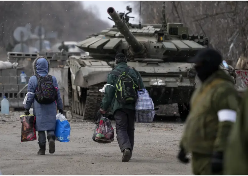 Thường dân bị mắc kẹt tại thành phố Mariupol sau các cuộc tấn công của Nga, được sơ tán theo nhóm qua các thành phố khác dưới sự kiểm soát của lực lượng ly khai thân Nga (Ảnh: Business Insider) Thường dân bị mắc kẹt tại thành phố Mariupol sau các cuộc tấn công của Nga, được sơ tán theo nhóm qua các thành phố khác dưới sự kiểm soát của lực lượng ly khai thân Nga (Ảnh: Business Insider)