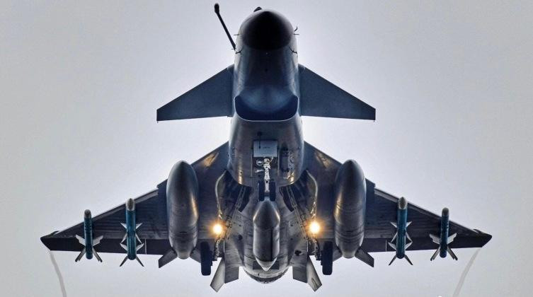 Máy bay chiến đấu J-10C được trang bị tên lửa PL-15 và PL-19 (Ảnh: Military Watch Magazine)