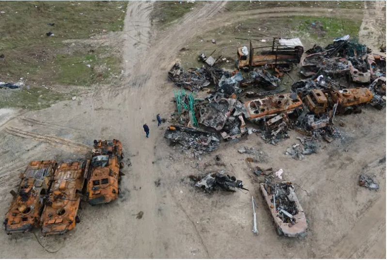 Xe tăng bị cháy và các phương tiện quân sự khác bị phá hủy tại một cánh đồng ở Bucha, Ukraine, ngày 18 tháng 4 năm 2022 (Ảnh: Business Insider) Xe tăng bị cháy và các phương tiện quân sự khác bị phá hủy tại một cánh đồng ở Bucha, Ukraine, ngày 18 tháng 4 năm 2022 (Ảnh: Business Insider)