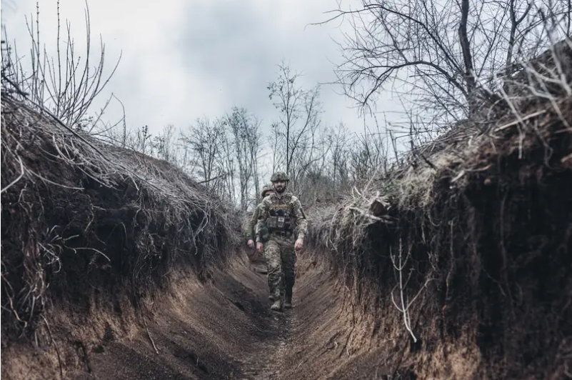 Binh sĩ Ukraine tại một vị trí tiền tuyến ở Donbas (Ảnh: Business Insider)