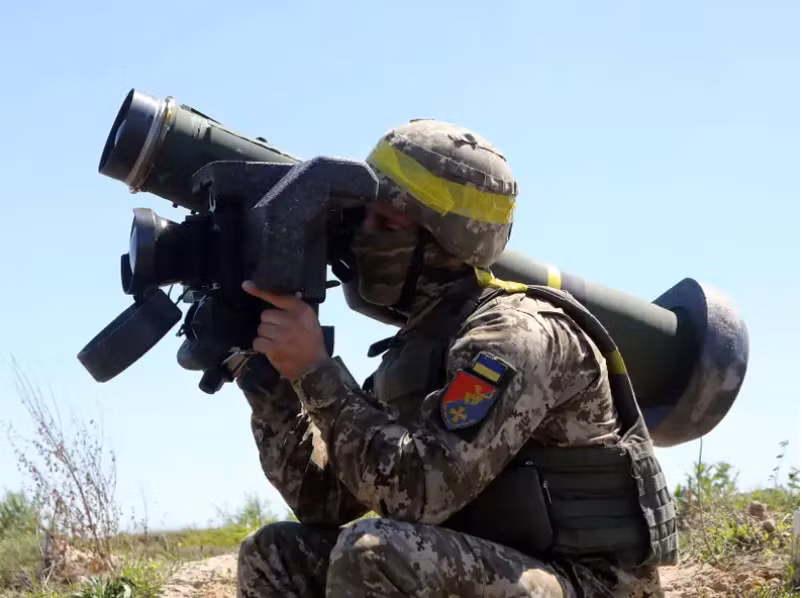 Một binh sĩ Ukraine với tên lửa chống tăng FGM-148 Javelin trong cuộc tập trận ở miền tây Ukraine, ngày 26/5/2021 (Ảnh: Business Insider) Một binh sĩ Ukraine với tên lửa chống tăng FGM-148 Javelin trong cuộc tập trận ở miền tây Ukraine, ngày 26/5/2021 (Ảnh: Business Insider)