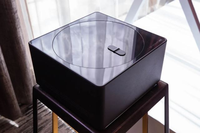 Mẫu TV độc đáo này của LG sẽ đi kèm một hộp truyền tín hiệu không dây (Ảnh: CNET)