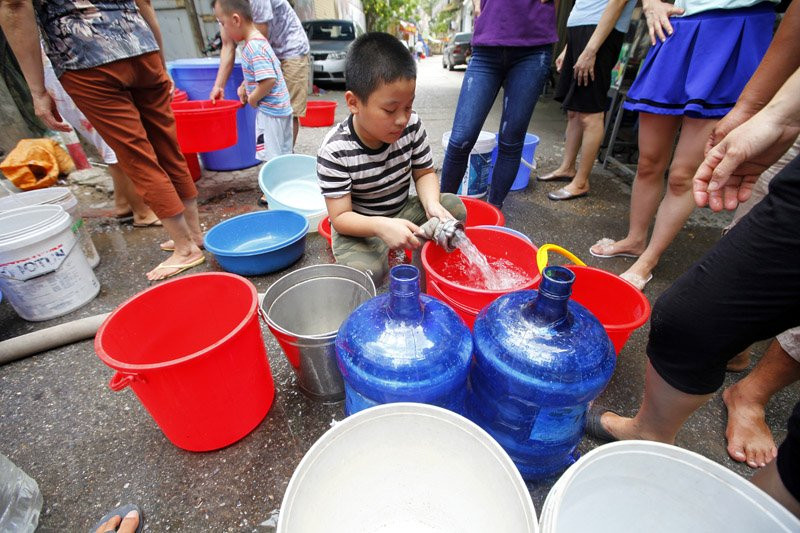 Sau sự cố vỡ đường ống, dân thủ đô khốn đốn vì mất nước kéo dài ảnh 12 Sau sự cố vỡ đường ống, dân thủ đô khốn đốn vì mất nước kéo dài ảnh 12