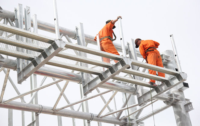 Công nhân đang lắp đặt những hạng mục cuối cùng của cầu Mỹ Lợi