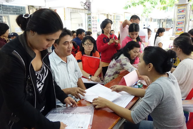 Phụ huynh đến nộp hồ sơ nhập học cho học sinh lớp 6 tại Trường THCS Kim Đồng, Q.5, TP.HCM. Đây là quận không đòi hỏi phải có hộ khẩu khi tiếp nhận học sinh