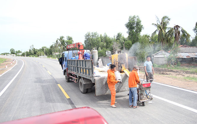 Công nhân đang lắp đặt những hạng mục cuối cùng của cầu Mỹ Lợi