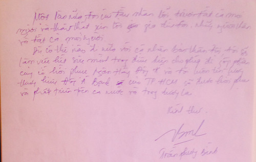 Ông Bình viết thư tay, gửi tới VnExpress để bày tỏ tâm tư với khách hàng, cổ đông cũng như cán bộ nhân viên ngân hàng. Ảnh:Lệ Chi