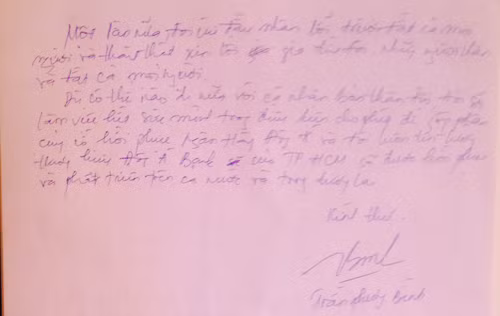 Ông Bình viết thư tay, gửi tới VnExpress để bày tỏ tâm tư với khách hàng, cổ đông cũng như cán bộ nhân viên ngân hàng. Ảnh:Lệ Chi