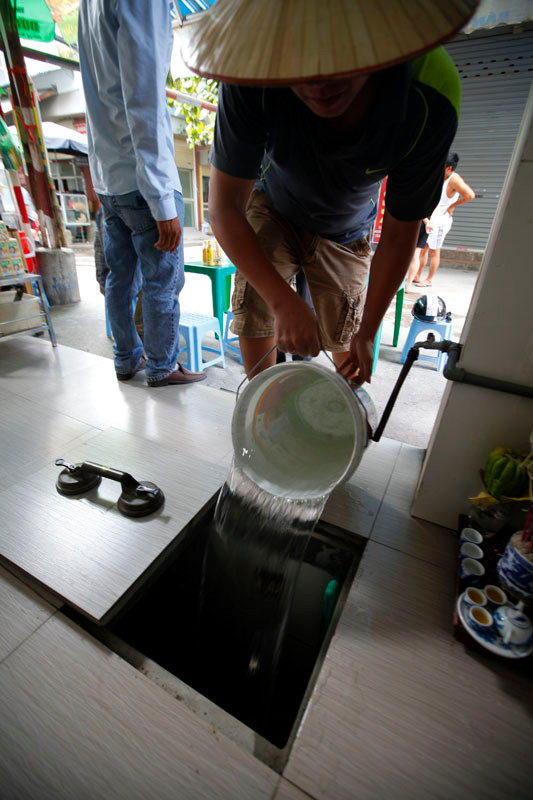 Sau sự cố vỡ đường ống, dân thủ đô khốn đốn vì mất nước kéo dài ảnh 6